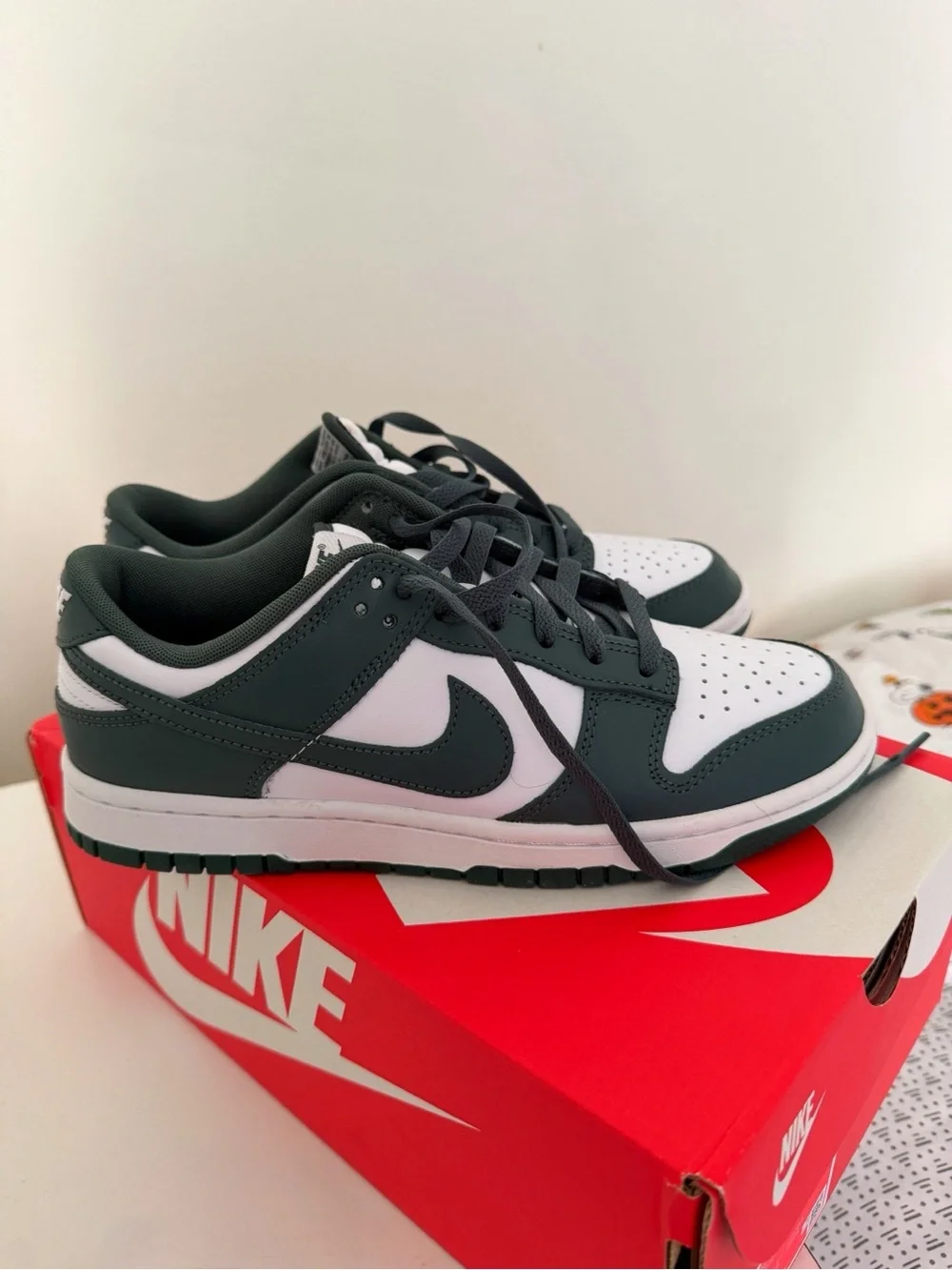 Nike 8.5 Mens Dunk Low Retro Sneakers - White and Vintage Green